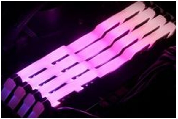 Pamięć RAM HP V8 8GB DDR4 3000MHz Z radiatorem 1.35V 16CL