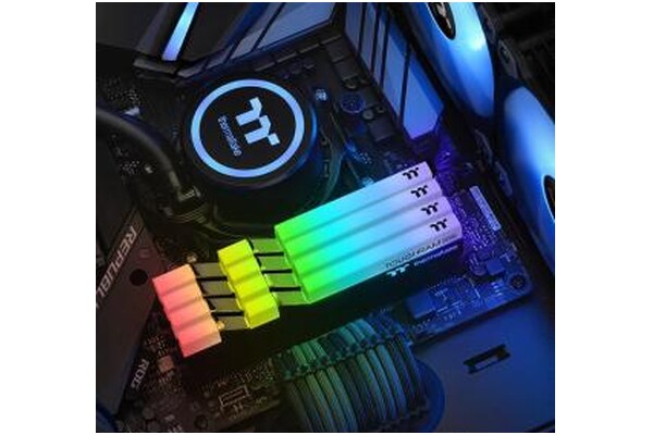 Pamięć RAM Thermaltake Toughram RGB 16GB DDR4 4400MHz Z radiatorem 1.35V 19CL