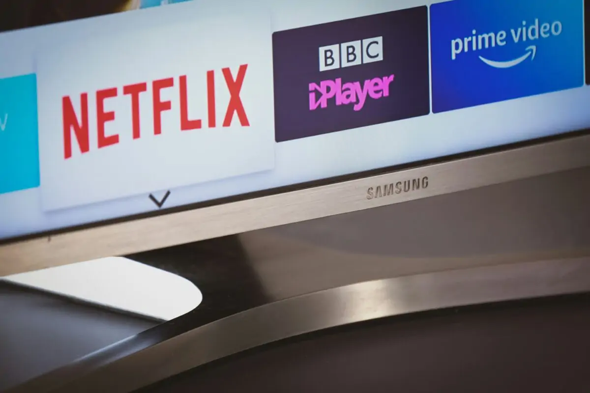 Smart TV czy Android TV? Czym się różnią? Co wybrać?